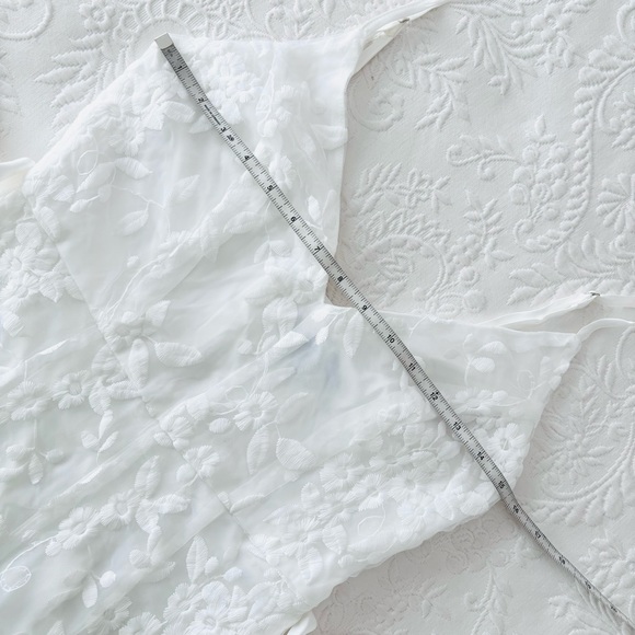 NWOT Lulus Forever Fanciful White Floral Embroidered High-Low Midi Dress XSmall - Picture 6 of 8